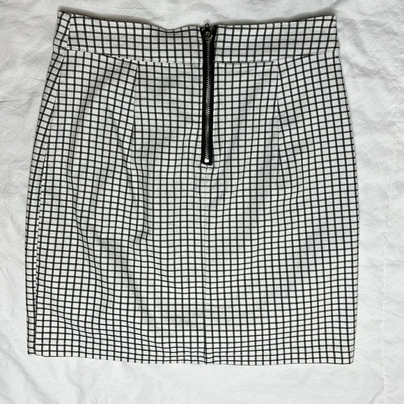 Checkered mini skirt with slit - Picture 3 of 5